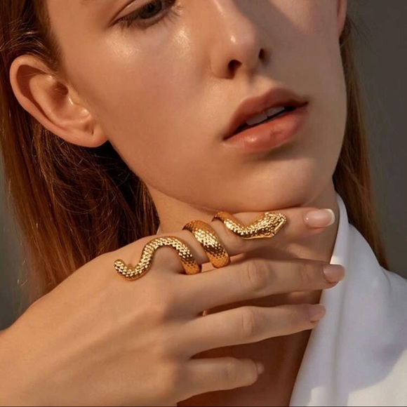 3/$30 💛 Finger Snake Ring - Picture 4 of 5